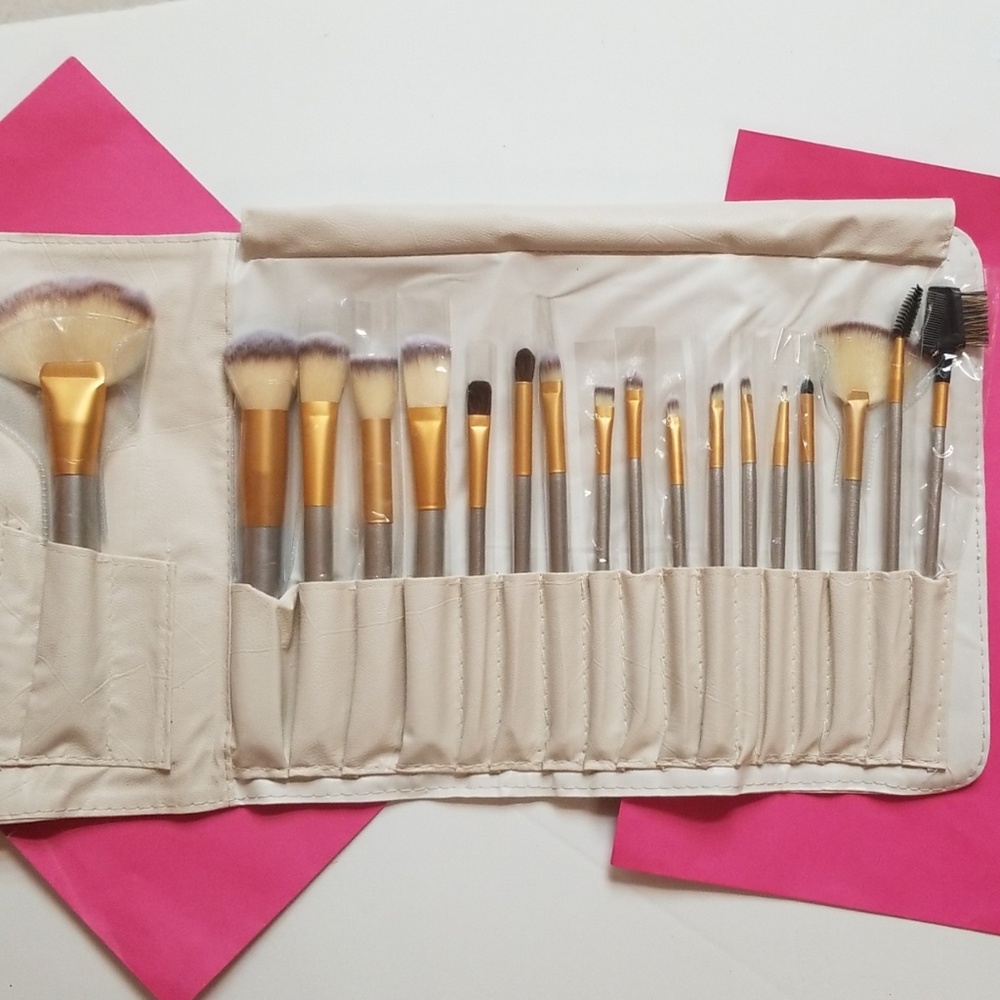 MAKE-UP BRUSHES (NWNT)